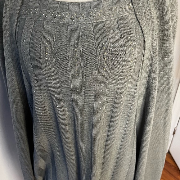 Woman’s 2 in 1 Sweater !! - Picture 12 of 14